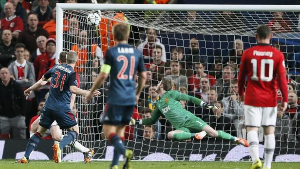 Ein Fußballspiel mit Spielern von Manchester United und Bayern München vor dem Tor.