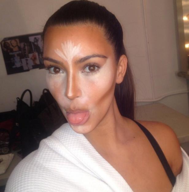 Kim Kardashian mit Make-up-Contouring und herausgestreckter Zunge.