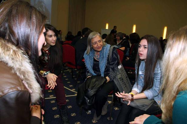 Mehrere Frauen sitzen in einem Raum und unterhalten sich.
