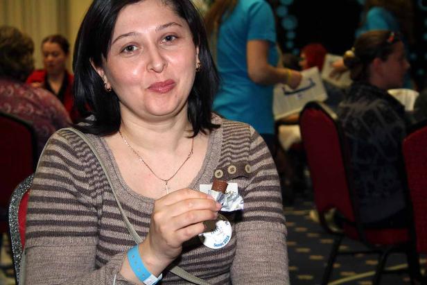 Eine Frau isst einen Schokoriegel in einem Konferenzraum.