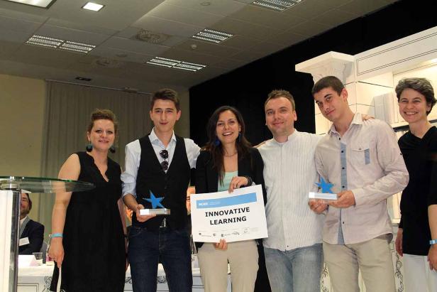 Eine Gruppe von Personen hält eine Auszeichnung für „Innovatives Lernen“.