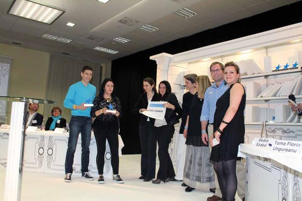 Eine Gruppe von Menschen steht auf einer Bühne bei einer Preisverleihung.