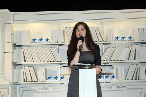 Eine Frau spricht bei einer Preisverleihung in ein Mikrofon.