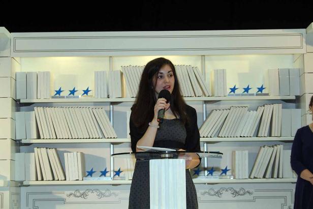 Eine junge Frau spricht bei einer Preisverleihung ins Mikrofon.