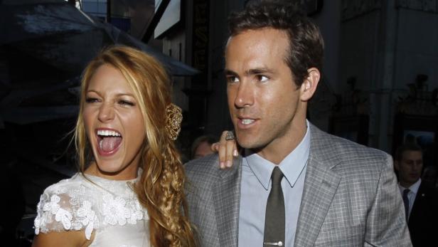 Blake Lively und Ryan Reynolds posieren zusammen auf einem Event.