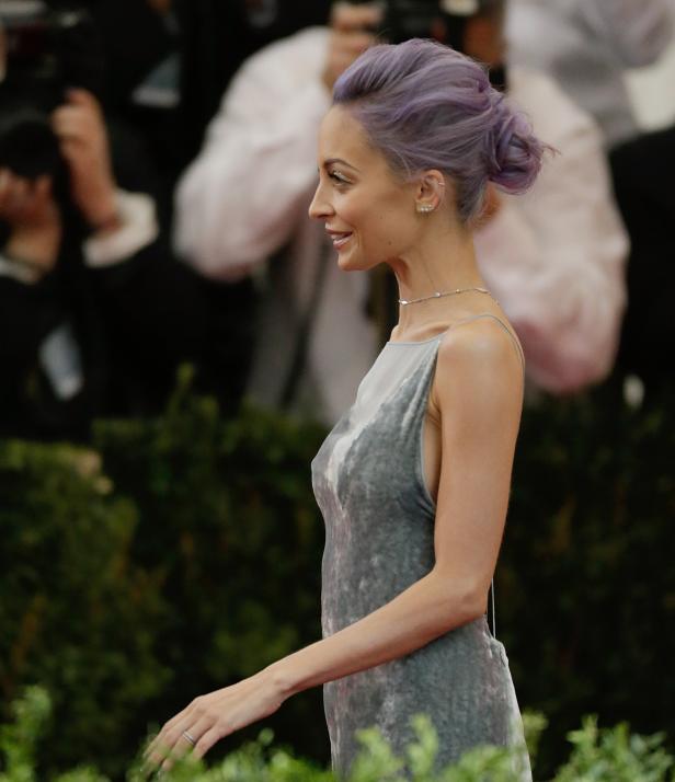 Nicole Richie mit lila Haaren in einem grauen Kleid auf dem roten Teppich.