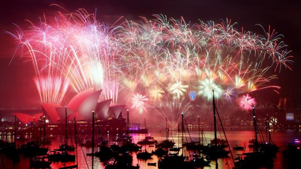 Feuerwerk über dem Opernhaus von Sydney erleuchtet den Nachthimmel.