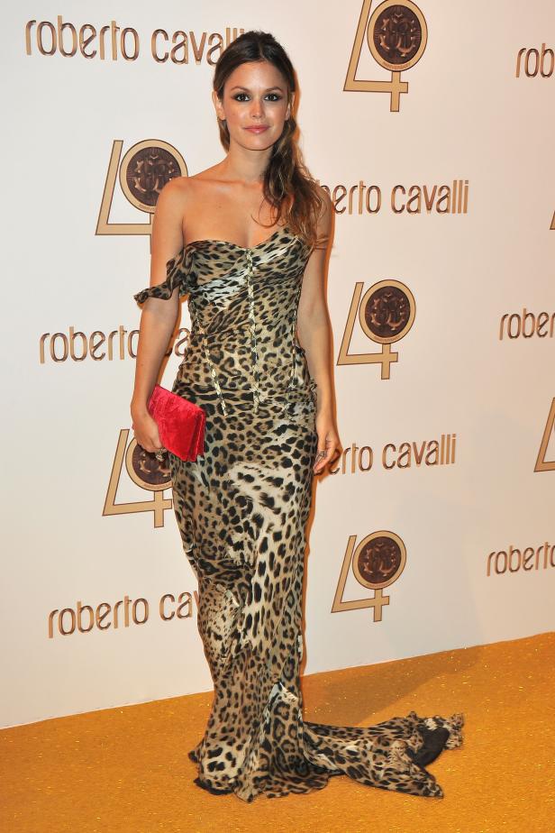 Rachel Bilson in einem trägerlosen Kleid mit Leopardenmuster von Roberto Cavalli.