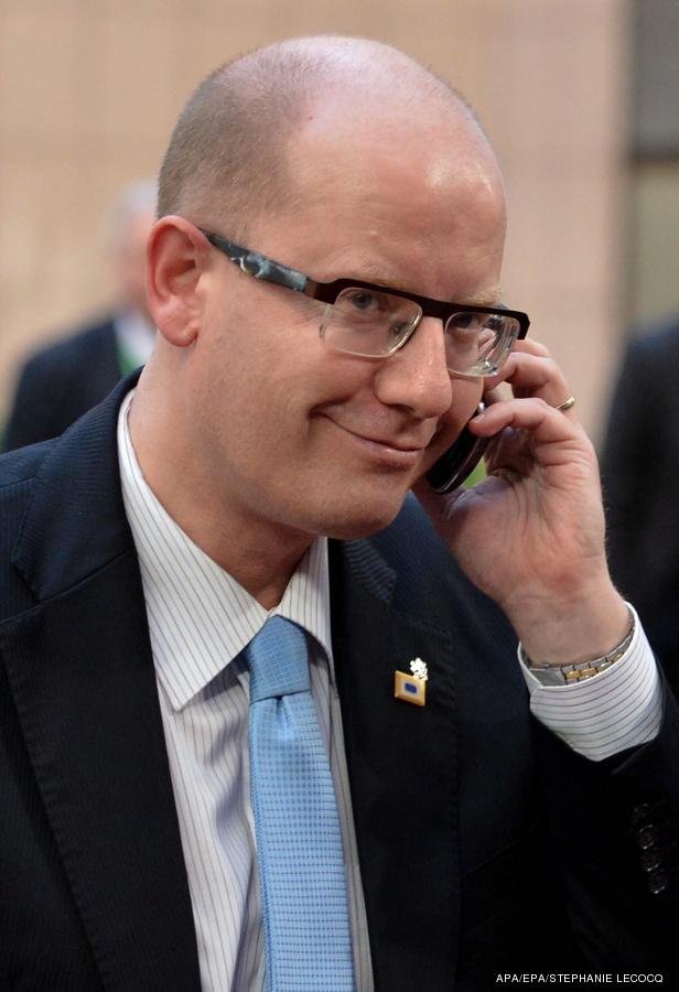 Ein Mann mit Brille telefoniert und lächelt.