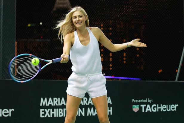 Maria Sharapova bei einem Tennismatch mit einem Schläger in der Hand.