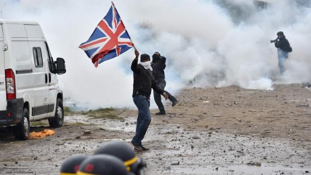 Tränengas und Wasserwerfer: Krawalle in Calais