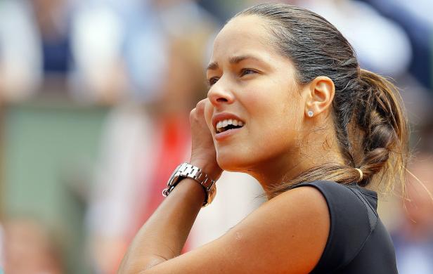 Ana Ivanović bei einem Tennisspiel, mit einem silbernen Chronographen am Handgelenk.