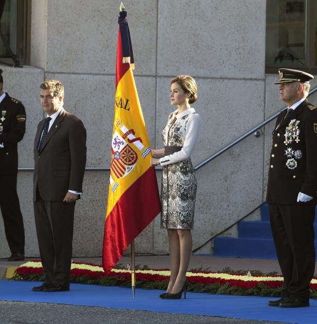 Königin Letizia hält die spanische Flagge bei einer Zeremonie.