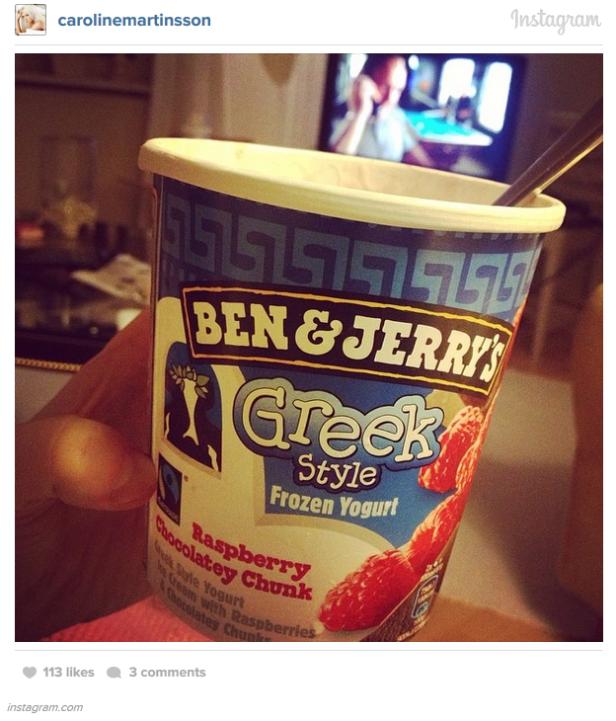 Ein Becher Ben & Jerry's Greek Style Frozen Yogurt mit Himbeer-Schokoladenstückchen.