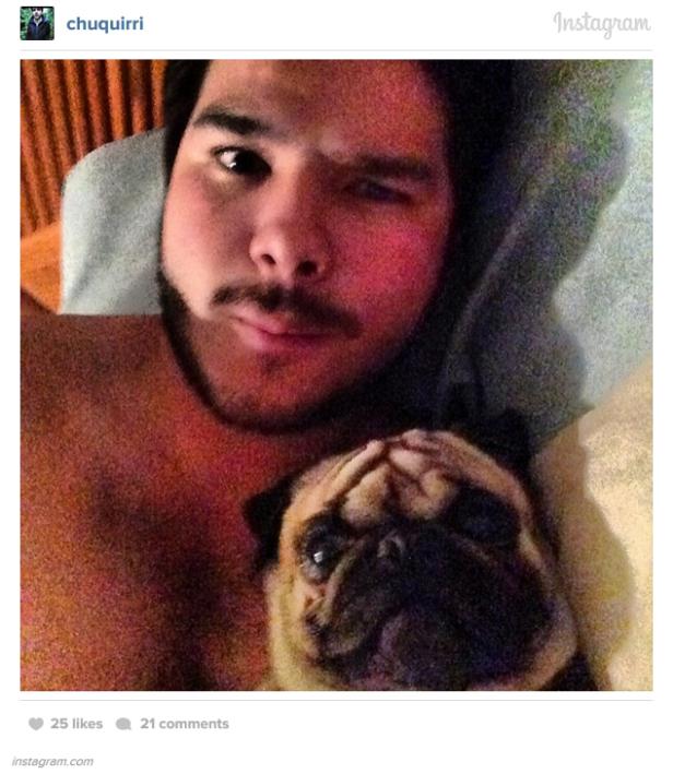 Ein Mann macht ein Selfie mit seinem Mops.