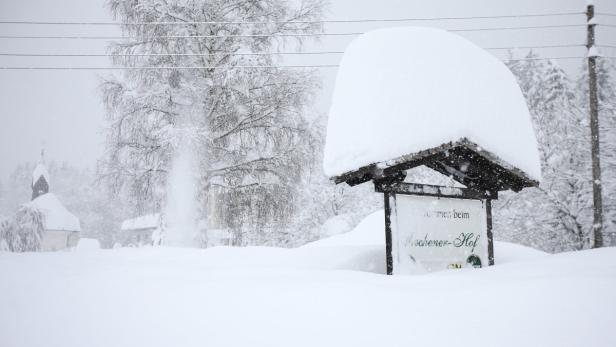 Die Schneesituation in Irschen (Kärnten) Ende Jänner Ein verschneites Schild mit der Aufschrift „Willkommen beim Ascherer-Hof“ im Winter.