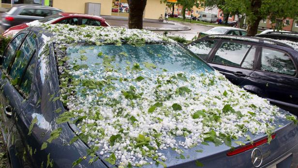Hagel in Salzburg im Mai 2013 Ein Auto ist mit Hagel und Blättern bedeckt.