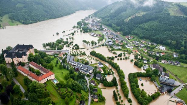 Die Hochwassersituation in Grein (OÖ) im Juni des Vorjahres Luftaufnahme von Schloss Neuhaus in Oberösterreich während einer Überschwemmung.