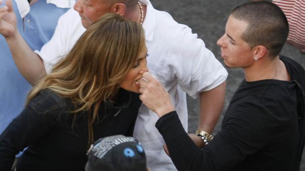 Jennifer Lopez wird von einem Mann gefüttert.