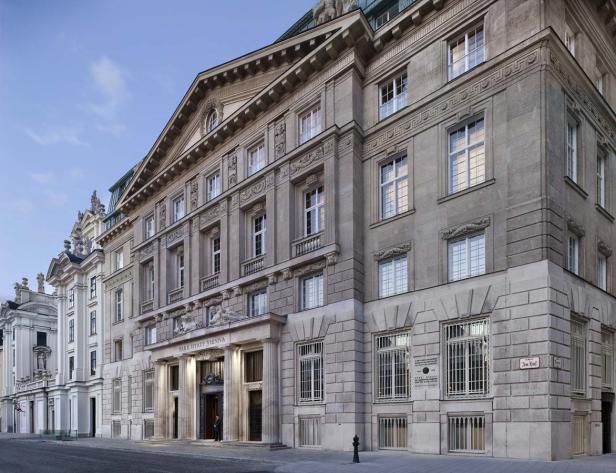 Das Park Hyatt Vienna Hotel in einem klassischen Gebäude mit Steinfassade.