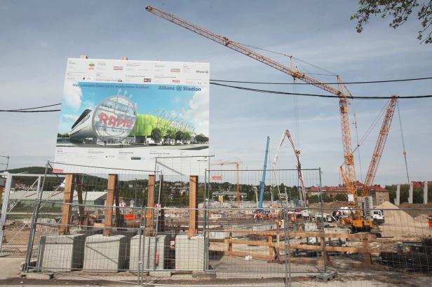 Baustelle des Allianz Stadions in Wien mit mehreren Kränen im Einsatz.