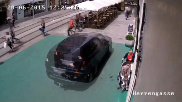 Ein dunkler Kombi parkt auf einem grün markierten Bereich in der Herrengasse.