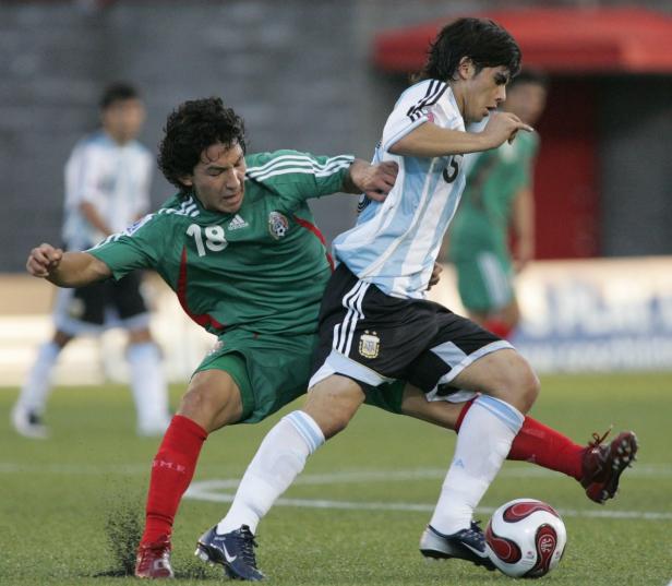 Zwei Fußballspieler im Zweikampf um den Ball.