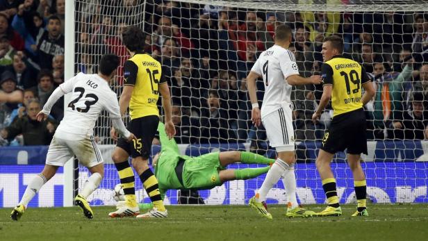 Fußballspieler von Real Madrid und Borussia Dortmund während eines Spiels vor dem Tor.
