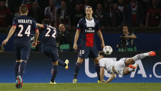 Zlatan Ibrahimović beobachtet, wie ein Spieler zu Fall kommt und versucht, den Ball zu köpfen.