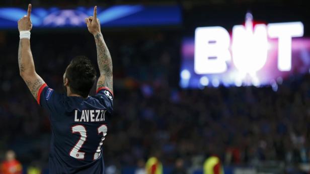 Ein Fußballspieler mit dem Namen Lavezzi jubelt mit erhobenen Armen.