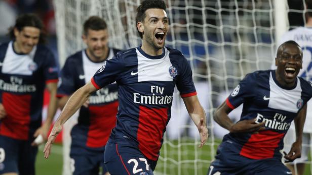 Jubelnde Fußballspieler von Paris Saint-Germain auf dem Spielfeld.