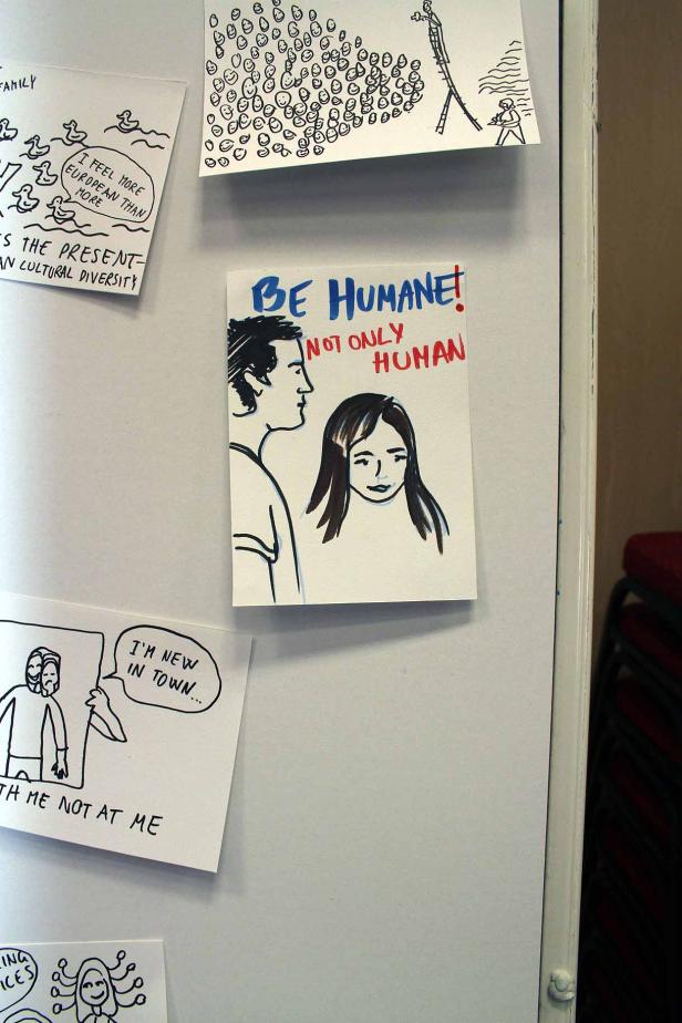 Eine Pinnwand mit verschiedenen handgezeichneten Karikaturen und Botschaften.