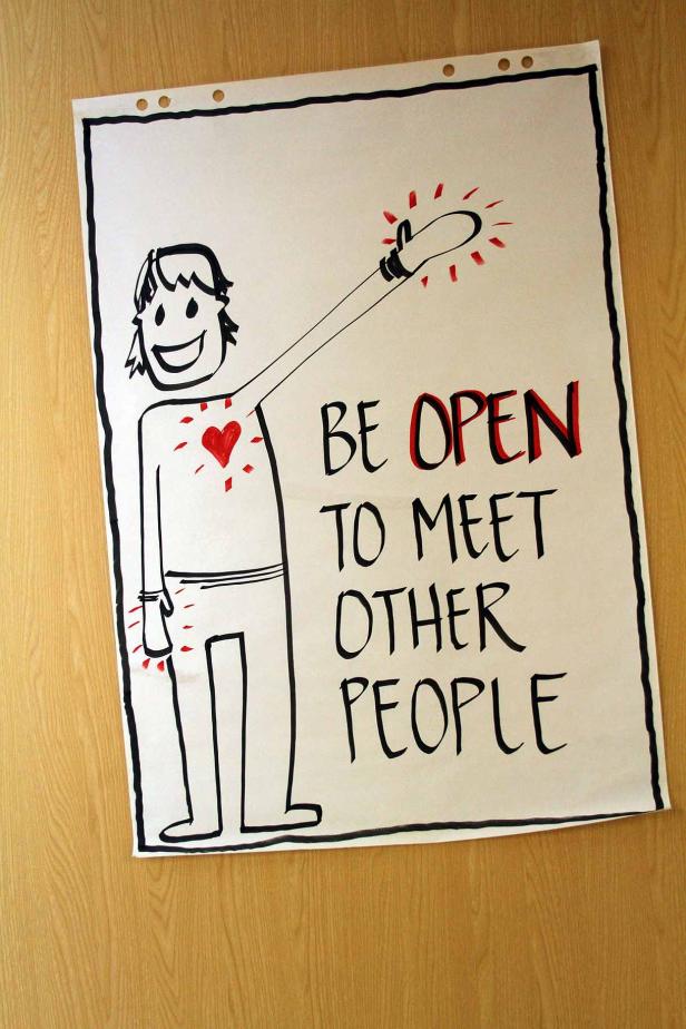 Eine Zeichnung mit der Aufschrift „Sei offen, andere Menschen zu treffen“.