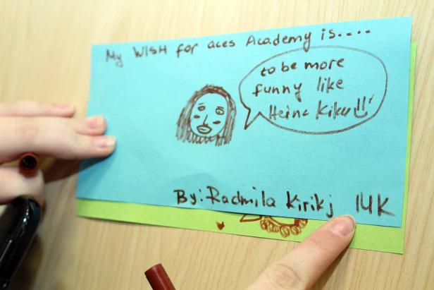 Eine handgeschriebene Wunschkarte für die Aces Academy mit der Aufschrift „mehr lustig sein wie Heine Kiku!!!“.