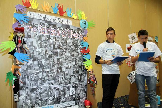 Zwei junge Männer präsentieren ein Projekt zum Thema „The Rainbow of Diversity“.