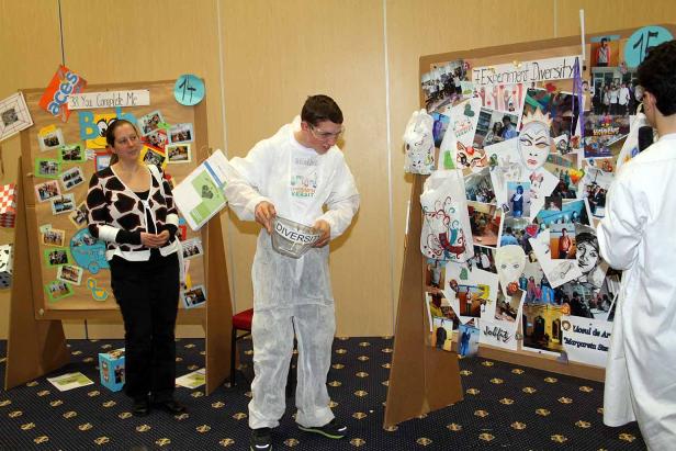 Eine Frau und ein Mann präsentieren Projekte zum Thema Diversität.