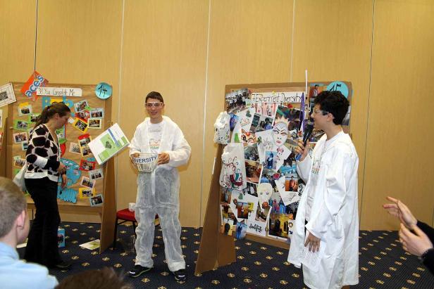 Zwei Jugendliche präsentieren Projekte zum Thema Diversität vor Publikum.