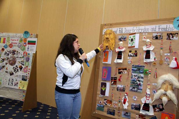 Eine Frau präsentiert eine Ausstellung über bulgarische Folklore und Traditionen.