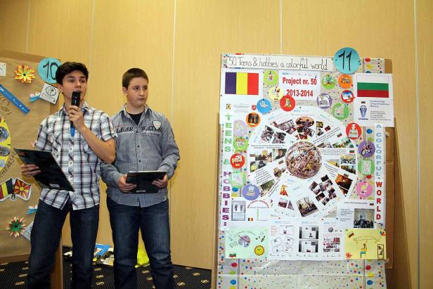 Zwei Jungen präsentieren ein Projekt zum Thema „50 Teens & hobbies: a colorful world“.