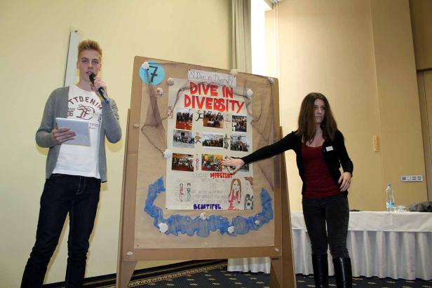 Zwei Personen präsentieren ein Projekt zum Thema Diversität.