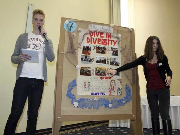 Zwei junge Leute präsentieren ein Projekt zum Thema Diversität.