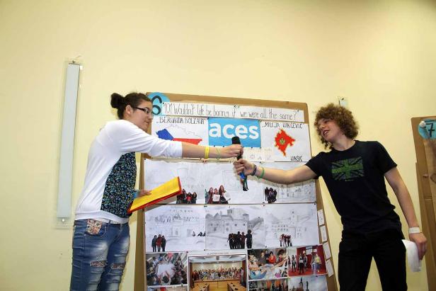 Zwei Jugendliche präsentieren ein Projekt mit dem Titel „Wouldn't life be boring if we were all the same?“.