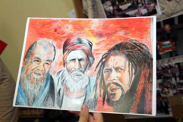 Eine Zeichnung von drei Männern unterschiedlicher Herkunft vor einem roten Hintergrund.