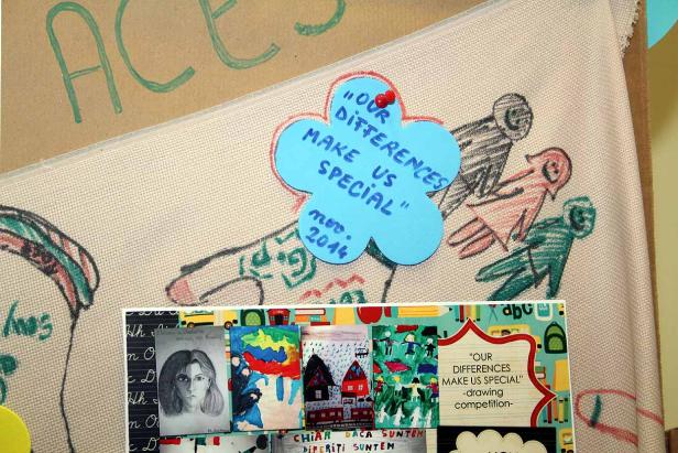Eine Pinnwand mit Kinderzeichnungen und dem Slogan „Our differences make us special“.