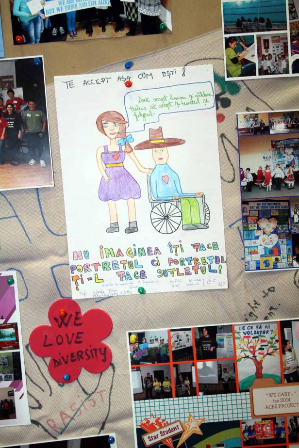 Eine Zeichnung zeigt ein Mädchen und einen Jungen im Rollstuhl mit Herzen auf ihrer Kleidung.