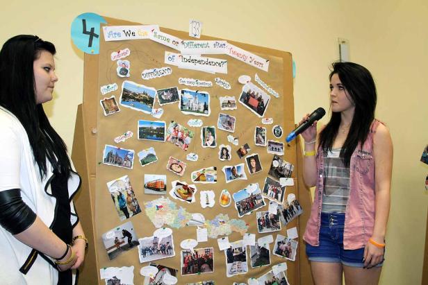 Zwei junge Frauen präsentieren ein Projekt über die Tschechische Republik und die Slowakei.