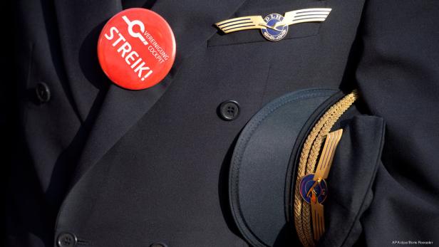 Die Uniform eines Lufthansa-Piloten mit einem „Streik!“-Button der Vereinigung Cockpit.