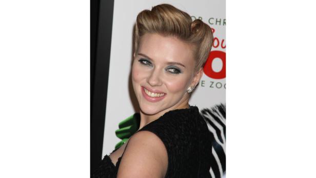 Scarlett Johansson lächelt auf einem Event in die Kamera.