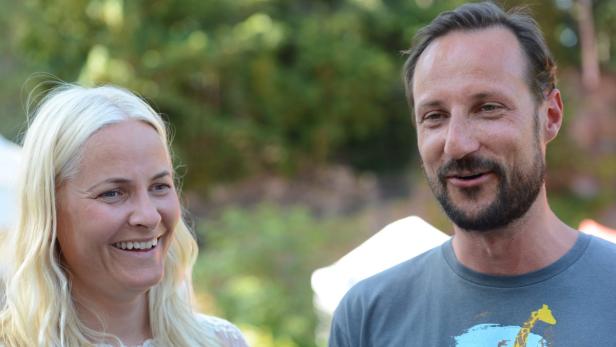 Hauptsache leger lautete der Dresscode zu Hakoons Geburtstagsparty. Krone Mette-Marit und Kronprinz Haakon von Norwegen lächeln in die Kamera.