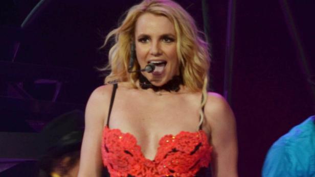 Britney Spears tritt in einem roten Bühnenoutfit auf.